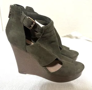 Parker And Sky Wedges‎ Womens Size 6 Olive Green Suede High Heels Peep toe thumbnail 1
