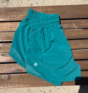 Lululemon Hotty Hot 4" shorts thumbnail 3