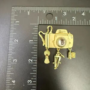 Vintage DANECRAFT Light Gold-tone Camera Charm Brooch 22.8g. thumbnail 5
