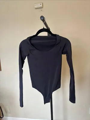 Skims ESSENTIAL LONG SLEEVE SCOOP NECK BODYSUIT Onyx Nwt Size S/M thumbnail 4