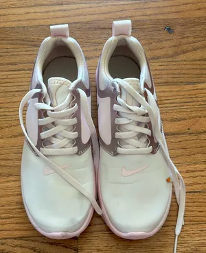 Nike tennis shoes thumbnail 1