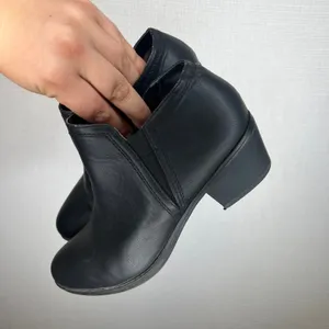 Naturalizer Wonda2 Black Ankle Boots Womens 7W Block Heel Side Zip Booties thumbnail 3