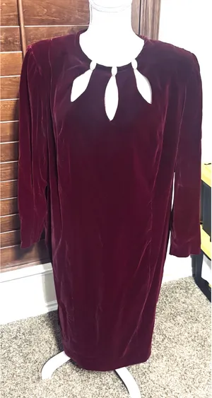 Vtg Julian Wilder Dress Burgundy Velvet Keyhole Rhinestone cut‎ out sheath sz 20 thumbnail 1