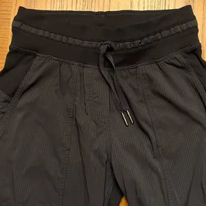 Lululemon‎ Dance Studio Crop 25" Cinchable Hem Mid-Rise Pants in Black Size 2 thumbnail 10