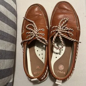 Crocs Brown Leather Deck Shoe Women’s Size 8 thumbnail 3