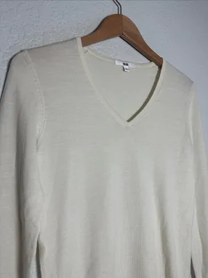 Uniqlo V-Neck Merino Wool Sweater Eggshell Ivory Cream Minimalist Preppy thumbnail 2