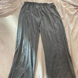 Under Armour gray sweatpants thumbnail 1