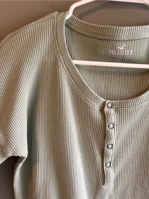 Hollister Ribbed Henley Long Sleeve Cropped Top in Sage Green Size Small thumbnail 4