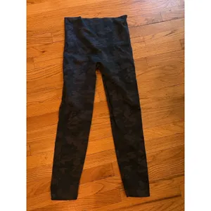 Spanx‎ Leggings Womens XL Black & Gray Camo Camouflage High Waisted Pants thumbnail 3