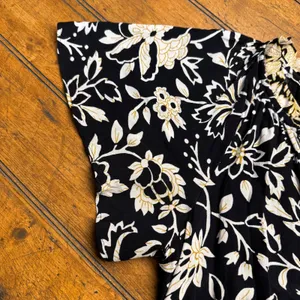 Anthropologie Black White Gold‎ Floral Tiered Ruffle V Neck Dress Size S thumbnail 6