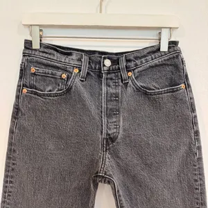 Levis 501 Jeans Size 26 Gray Faded Black High Rise Button‎ Fly Grunge Indie thumbnail 2