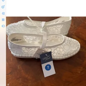 Universal Threads $24 was $30 White Floral lace Mary Jane Women's flats size 7 thumbnail 3