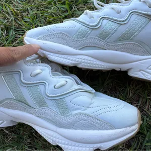 Adidas Ozweego Women’s 8.5 Off White Linen Green Gum Sneakers Running Shoes thumbnail 9
