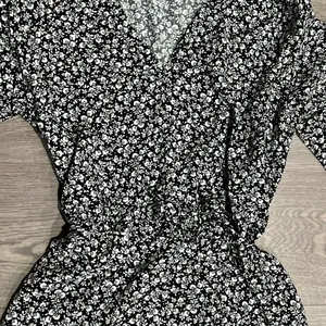 Women’s Old Navy Black & White Medium Long Sleeve Floral Flower Top thumbnail 3