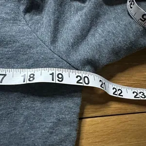 Gymshark cropped hoodie medium gray thumbnail 3