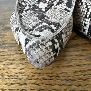 Express Mule Flats Snake Print Slip On Pointed Shoes Animal Print Womens 7.5 thumbnail 6