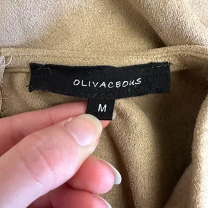 Oliveaceous Faux Suede Shift Dress M Taupe Beige V-Neck Short Sleeve‎ thumbnail 2