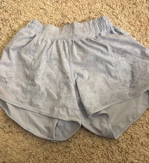 Lululemon Shorts Hot 4" High-Rise thumbnail 1