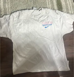 Nike shirt  thumbnail 1