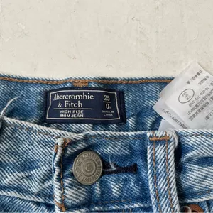 Abercrombie and Fitch Mom Jeans Ripped Distressed Jeans Size 25 thumbnail 3