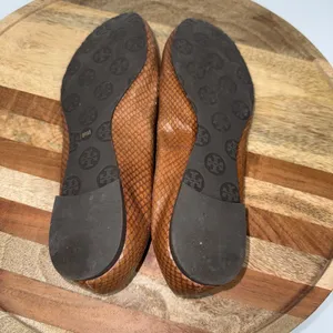Tory Burch Reva Snake Skin Embossed Ballet Scrunch Flats Logo SZ 8.5 Brown Gold thumbnail 7