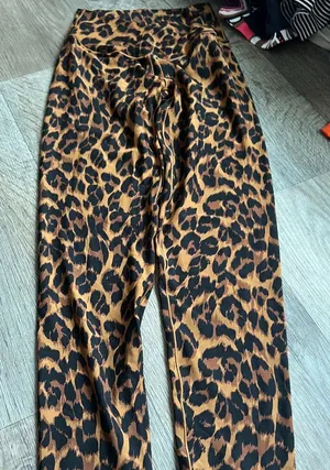 Aerie Offline animal‎ print criss cross leggings size small thumbnail 1
