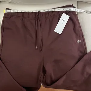NWT Alo Yoga Accolade Sweatpants Cherry Cola Size 2XL thumbnail 7