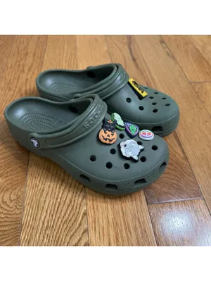 Crocs Classic Clog Olive Green Clogs Men’s 6 Women’s 8 w/ Jibbitz Charms thumbnail 6