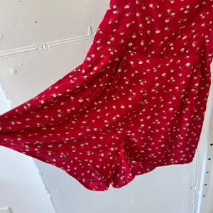 Hollister Red Floral Tie Back Cutout Romper Sleeveless Red White Floral Medium thumbnail 4