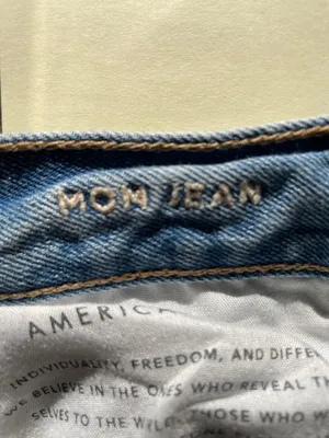 AMERICAN EAGLE AE Ripped Mom Jean High Rise Distressed in Cool Classic Size 2 thumbnail 11