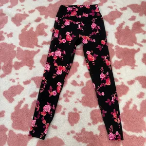 🌸 Brand New Victoria’s Secret PINK Floral Leggings w/ Pockets XS/S – Black Rose Print Yoga Pants 💖🔥 thumbnail 4