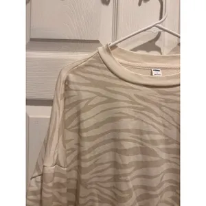 Old Navy Womens Cream Zebra Print Drop Shoulder Fleece Sweatshirt L‎ Athleisure thumbnail 2