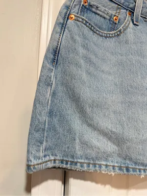 NWT Levi’s Size 28 Icon Skirt Mid Rise Distressed Denim Mini Medium Wash Classic thumbnail 2