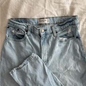 Abercrombie Women’s90s Straight Ultra High Rise Distressed Jeans, Size 6r thumbnail 6