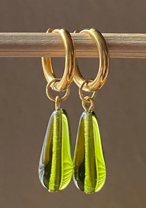 Handmade dark olive color teardrop Czech glass simple minimalist hoop earrings💚🫒2WAY✨ thumbnail 2