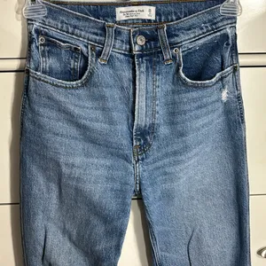 Abercrombie & Fitch The 90s Relaxed Jean Ultra High Rise Jeans thumbnail 3