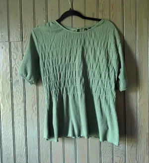 Boutique Top thumbnail 1