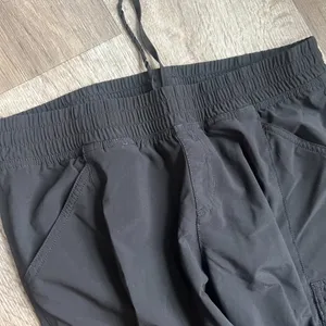 The North Face Cropped‎ black pants size 8 thumbnail 6