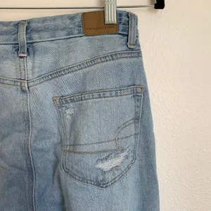 5/$25 American Eagle Distressed Raw Hem Straight Jeans Light Wash‎ thumbnail 6