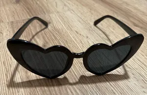 Heart-Shaped Women's Sunglasses in Black‎ thumbnail 1