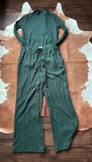 Wonderly 2 piece long sleeve and pants set size medium top and large bottoms I don't believe the set actually goes together but it work well together! thumbnail 1