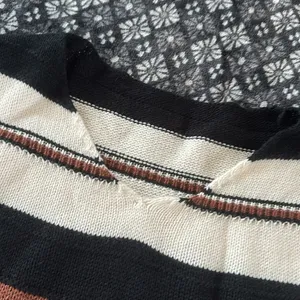 Botique Sweater Size M thumbnail 2