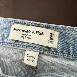 Abercrombie & Fitch Dad High Rise Jeans Size 10S Curve Love‎ Asymmetrical Waist thumbnail 9