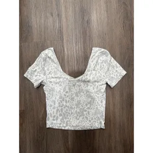 Lululemon Align Tee Nulu Size 4 Cheetah Camo Antique White Multi‎ thumbnail 2