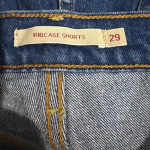Levi’s Premium Medium Wash Cotton Ribcage Cutoff Denim Short Women’s 29 Blue thumbnail 4