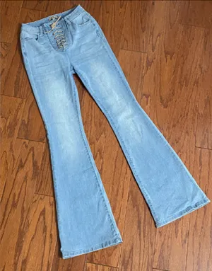 Wonderly Urban Cowboy Light Wash High Rise Boot Cut Jeans With Tie Closure. gently warn& are in excellent condition. measurements approximately 13” waste x 10” rise x 42” long. Non smoking home. priced to sell at as is condition. Don’t like my price, make reasonable offer! And thank you for checking my closet. thumbnail 1