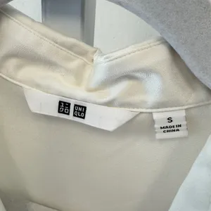 Uniqlo Womens Satin Long Sleeve Button Down Blouse Cream Off White 461887 Small thumbnail 6