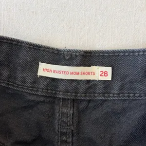 Levi's High Waisted Mom Shorts Womens 28 Black Denim Retro Summer Cut Offs thumbnail 6