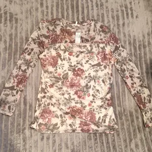 Maurices NWT Women's XL Floral Mesh Ruched Long Sleeve Top Blouse Neutral Pink‎ thumbnail 2