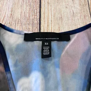 White House Black Market XS Floral‎ V-Neck Sleeveless Pleated Shoulder Shell Top thumbnail 2